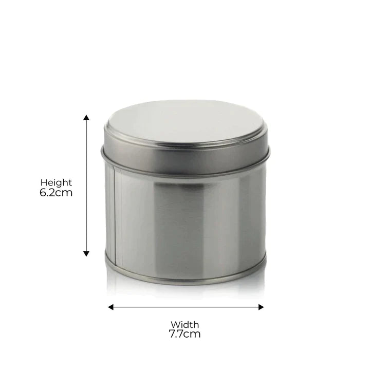 A silver, cylindrical tin from The Victorian Candle Co., with dimensions of 6.2 cm in height and 7.7 cm in width, contains a (Large) Black Plum & Rhubarb Scented Candle made from soy vegan-friendly wax. Presented against a white background, arrows highlight the measurements while suggesting its delightful fruity aroma.